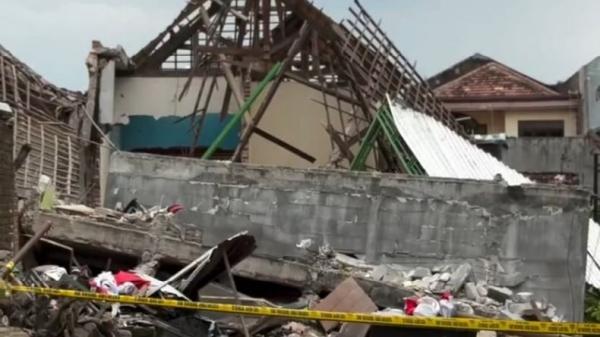 Rumah Polisi di Mojokerto Terjadi Ledakan [inews]