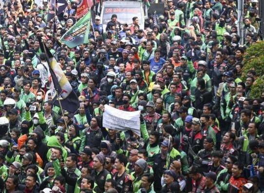 Ilustrasi ojol gelar aksi demo [kontan]