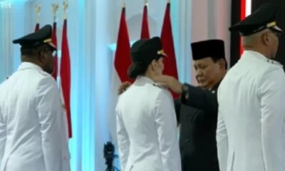 Presiden Prabowo menyematkan tanda pangkat kepada 6 orang perwakilan kepala daerah [sindonews]