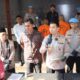 Polisi ungkap praktik pengoplosan gas elpiji bersubsidi dari tabung 3 kilogram ke tabung yang berukuran 12 kilogram [polri]