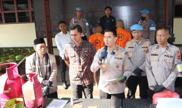 Polisi ungkap praktik pengoplosan gas elpiji bersubsidi dari tabung 3 kilogram ke tabung yang berukuran 12 kilogram [polri]