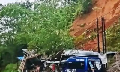 Rumah tertimbun longsor di Garut [rianmerdekapost]