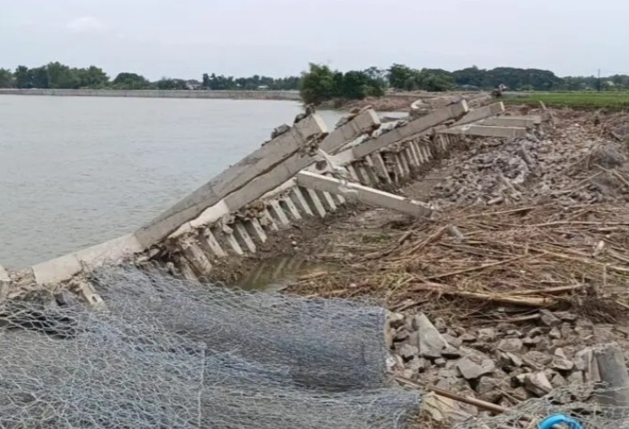Tembok sungai Rp 40 miliar di Bojonegoro ambrol [suarasurabaya]