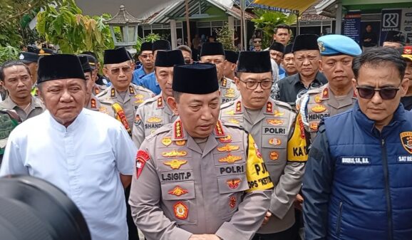 Kapolri saat berkunjung ke kediaman Kapolsek Negara Batin, AKP Anumerta Lusiyanto, yang berlokasi di Kabupaten OKU Timur, Provinsi Sumatera Selatan, Kamis (27/3/2025) [suara publik]