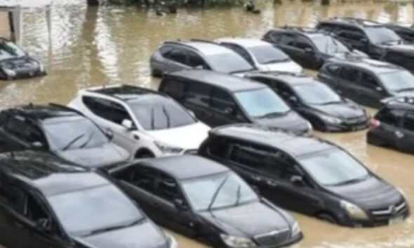 Ilustrasi mobil terendam banjir [merdeka]
