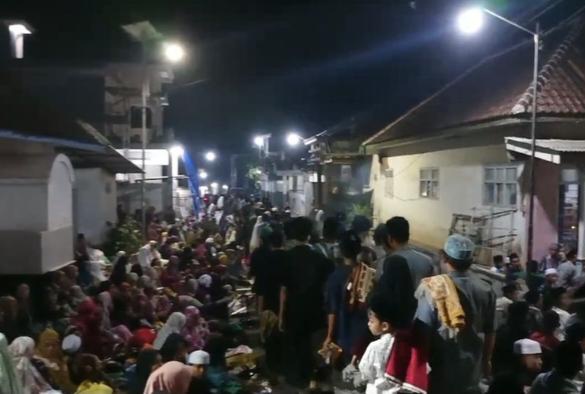 Kepadatan jemaah sholat Tarawih di Masjid Al-Ilyas Malang [idntimes]