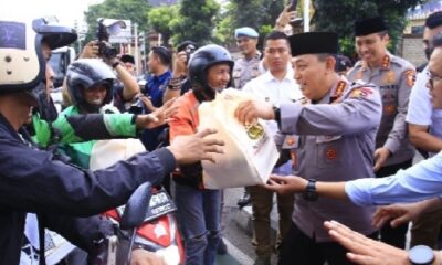 Kapolri Jenderal Listyo Sigit Prabowo bagikan takjil di bulan Ramadhan 1446 H [polri]