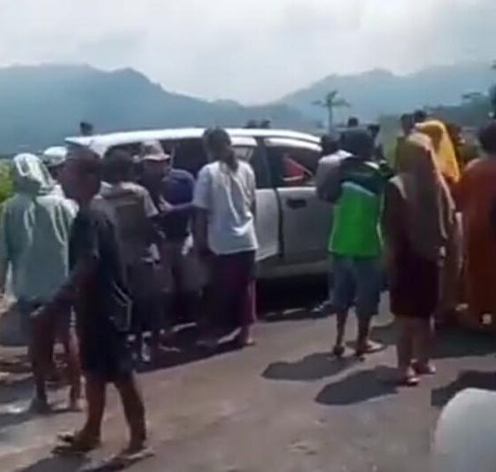 Warga Lumajang hadang Polisi dan tuding Tebang pilih saat melakukan penertiban tambang pasir ilegal [iNews]