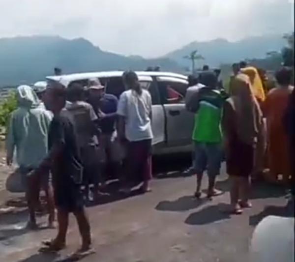 Warga Lumajang hadang Polisi dan tuding Tebang pilih saat melakukan penertiban tambang pasir ilegal [iNews]