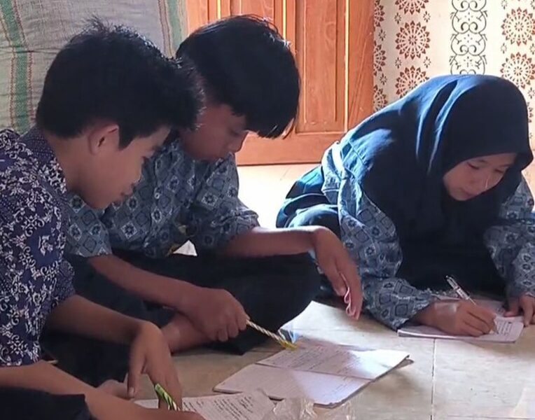 Ilustrasi siswa SMP di Polewali Mandar belajar darurat di rumah warga [kompas]