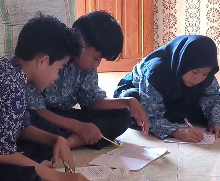 Ilustrasi siswa SMP di Polewali Mandar belajar darurat di rumah warga [kompas]