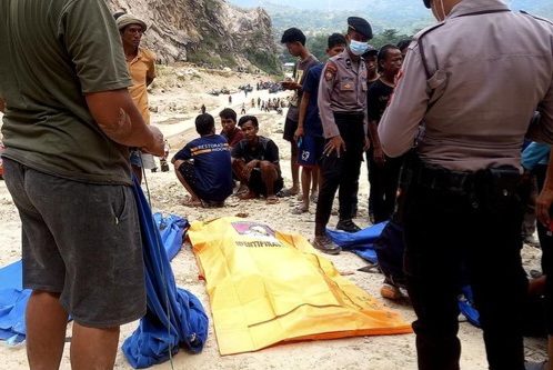 Korban tewas akibat Tambang Batu Alam di Gunung Kuda longsor [cyrustimes]