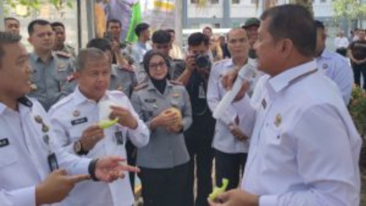 Panen melon di lapas Sukamiskin [brilian-news]