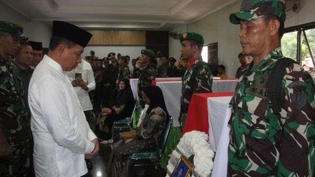 Panglima TNI melepas 4 jenazah prajurit TNU yang gugur saat ledakan pemusnahan amunisi kedaluwarsa di Garut, Jawa Barat [detik]