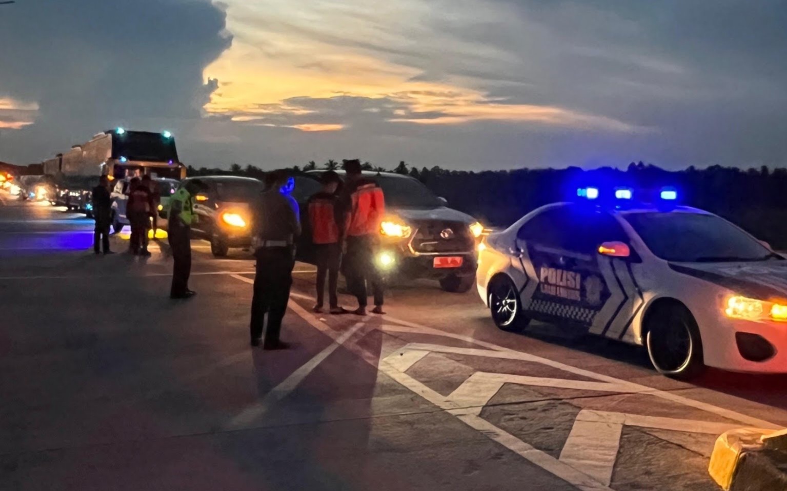Rombongan jemaah haji lewat di Tol Sibanceh [bithe]