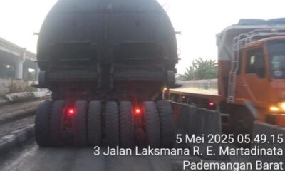 Truk nyangkut di pembatas jalan Jakarta Utara [detik]