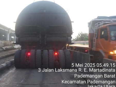 Truk nyangkut di pembatas jalan Jakarta Utara [detik]