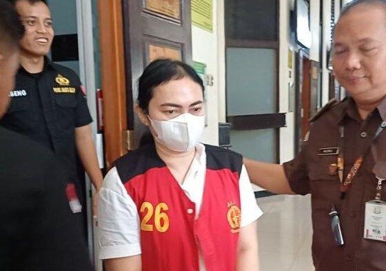 Darmawati saat di Pengadilan Negeri Jakarta Selatan [tribunnews]