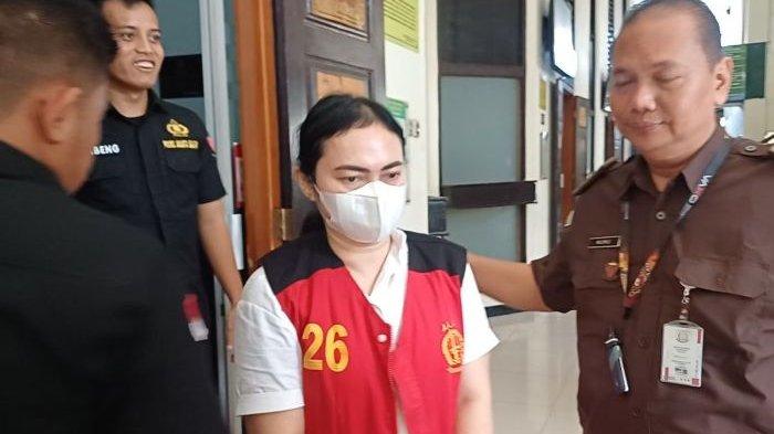 Darmawati saat di Pengadilan Negeri Jakarta Selatan [tribunnews]