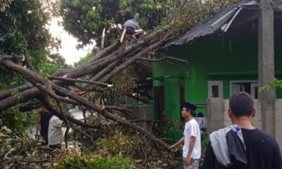 Ratusan rumah di Depok rusak akibat terkena angin puting beliung [kumparan]
