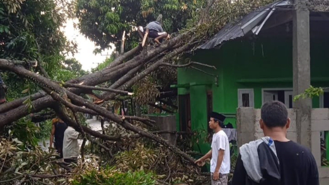 Ratusan rumah di Depok rusak akibat terkena angin puting beliung [kumparan]