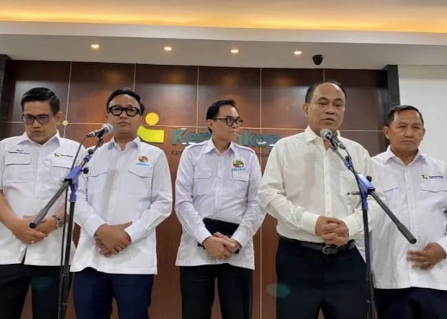 Menteri Koperasi Budi Arie Setiadi (kedua kanan) dalam konferensi pers di Jakarta, Senin (23/6/2025) [antara]