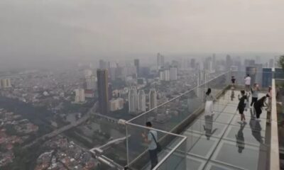 Ilustrasi menikmati pemandangan di Sky Garden di Jakarta [timenews]