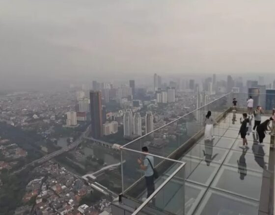 Ilustrasi menikmati pemandangan di Sky Garden di Jakarta [timenews]