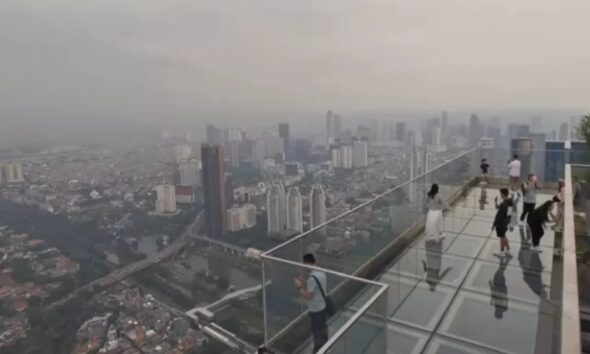 Ilustrasi menikmati pemandangan di Sky Garden di Jakarta [timenews]