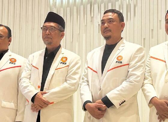 PKS terima SK Kepengurusan Pusat Baru dari Menkum RI [tempo]
