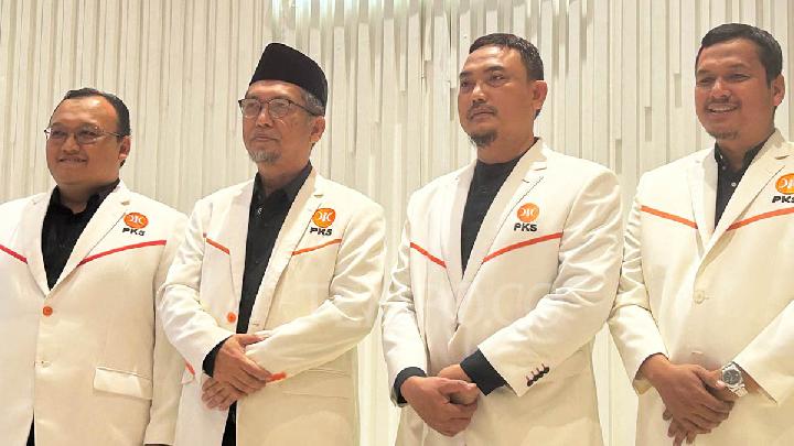 PKS terima SK Kepengurusan Pusat Baru dari Menkum RI [tempo]