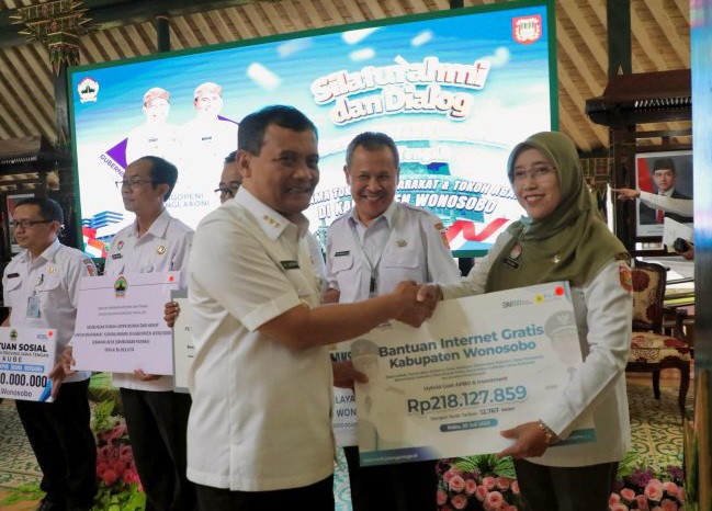 Gubernur Jawa Tengah, Ahmad Luthfi serahkan bantuan keuangan (Bankeu) senilai Rp 198,6 miliar kepada Pemerintah Kabupaten Wonosobo, Jawa Tengah [ jatengprov]