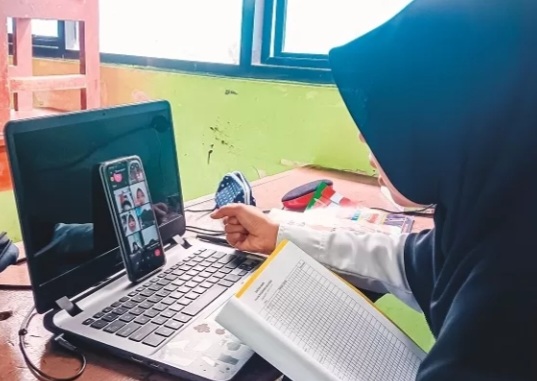 Ilustrasi belajar secara daring sebab bbm langka di jember [jawapos]