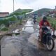 Jalan rusak tak kunjung diperbaiki Pemda sebabkan Warga Dawuhan Brebes tanami pohon pisang di jalan tersebut [arahpantura]