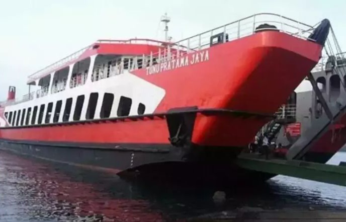 KMP Tunu Pratama Jaya tenggelam di selat Bali [beritasatu]