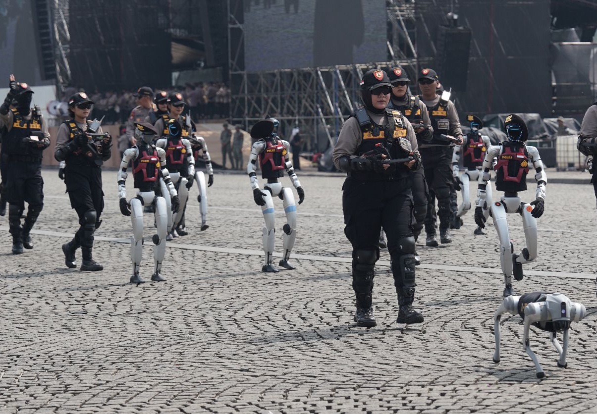 Robot humanoid dan k9 di hut bhayangkara saat HUT ke-79 Bhayangkara [beritanasional]