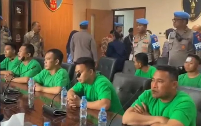 7 anggota brimob yang dijatuhi sanksi usai tabrak ojol saat demo [idntimes]