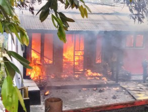Bentrokan di Ambon, rumah warga terbakar [detik]