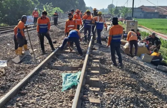 Evakuasi KA Argo Bromo Anggrek [liputan6]