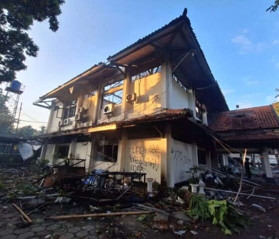 Gedung DPRD Solo usai dibakar massa [radarsolo]