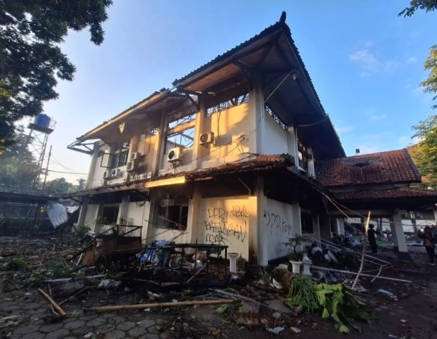 Gedung DPRD Solo usai dibakar massa [radarsolo]
