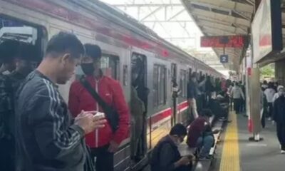 Kereta Api anjlok di stasiun Jakarta Kota [beritasatu]