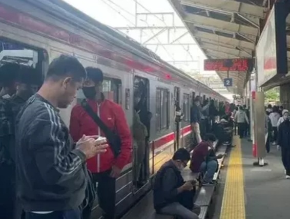 Kereta Api anjlok di stasiun Jakarta Kota [beritasatu]