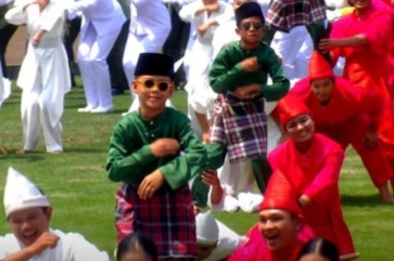 Tarian pacu jalur saat HUT RI ke 80 [cakaplah]