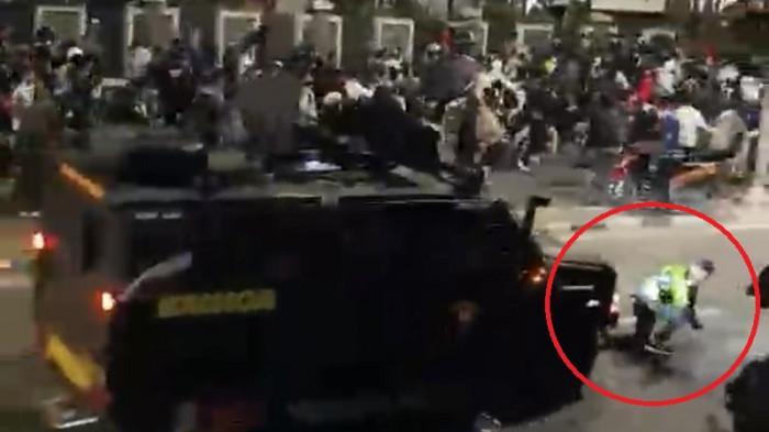ojol terlindas kendaraan taktis rantis Brimob [tribunnews]