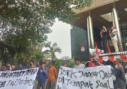 Aksi unjuk rasa di KPK terkait Korupsi Kasus Sosper di Deli Serdang [tvonenews]