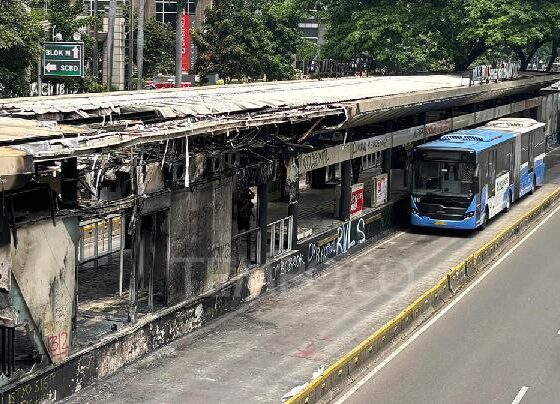 Halte Transjakarta rusak dampak demo ricuh [tempo]