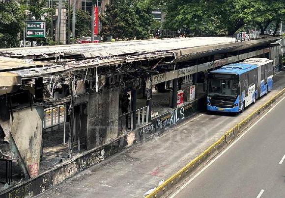 Halte Transjakarta rusak dampak demo ricuh [tempo]