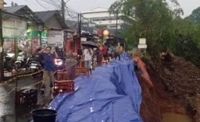 Jalan ke Gunung Salak Bogor yang sedang diperbaiki terjadi longsor [detik]