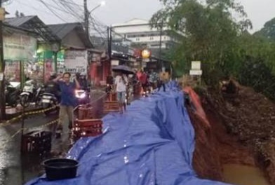 Jalan ke Gunung Salak Bogor yang sedang diperbaiki terjadi longsor [detik]